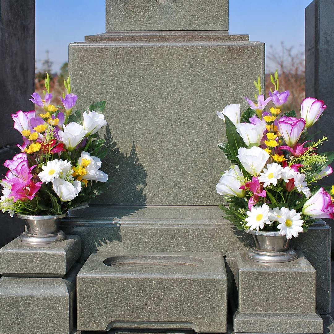 お墓に造花をお供えしたイメージ